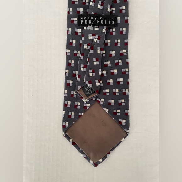 Perry Ellis Portfolio Bundle Elegant Silk Black and Gray Pattern Ties - Picture 9 of 9